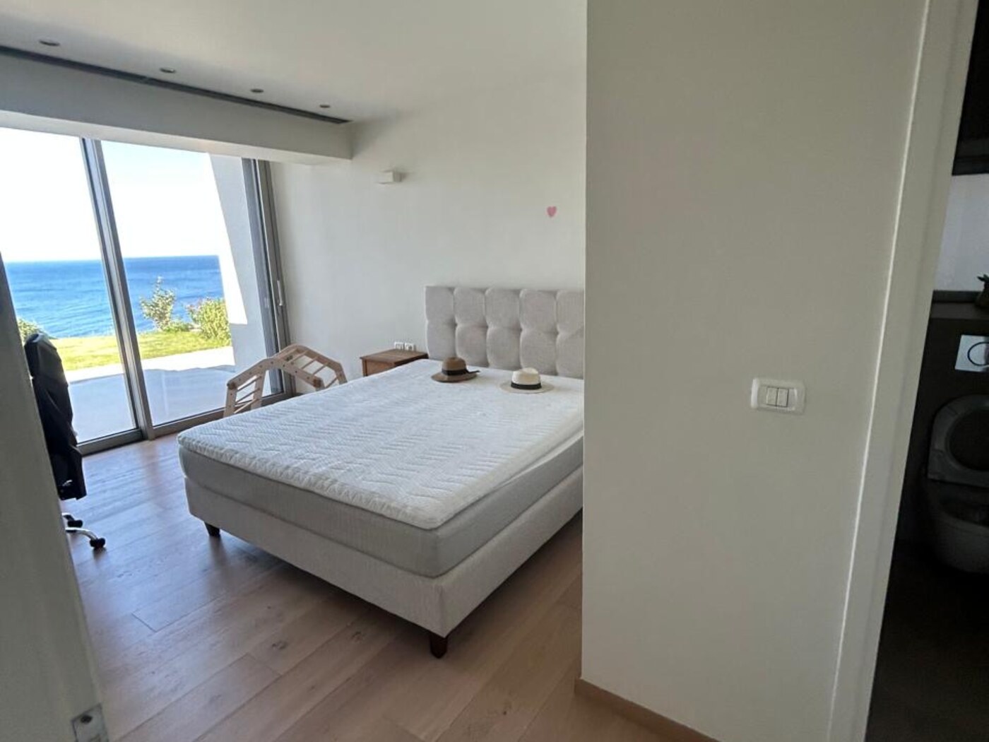 Guest suite with sliding-glass sea view