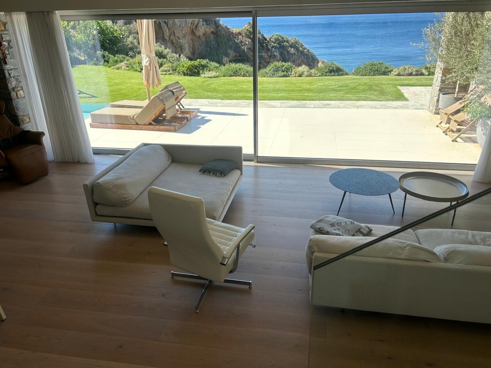 Living room looking out to the cliff, pool and Aegean